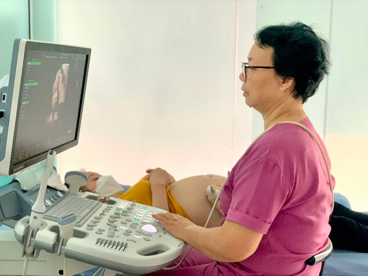 Bác sĩ Lâm tư vấn riêng cho người bệnh tại phòng khám